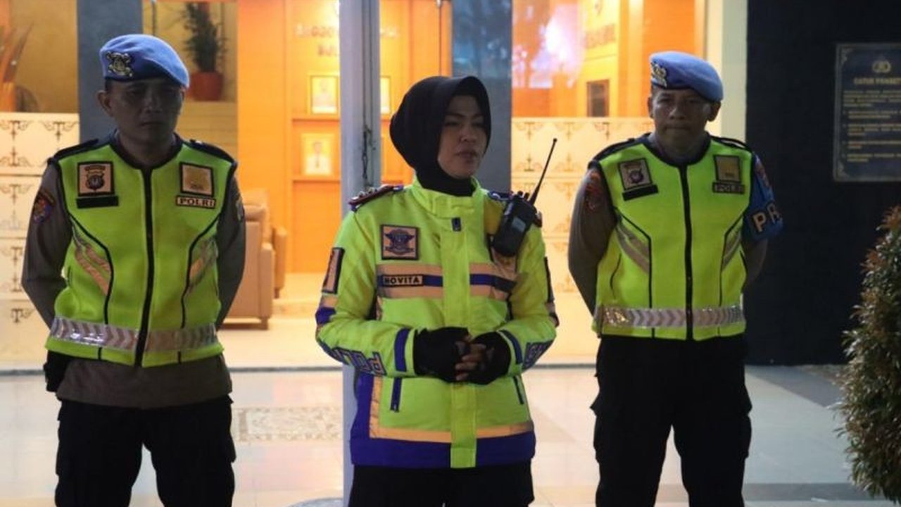 Polres Bantul menerjunkan 742 personel untuk mengamankan malam takbiran Idul Fitri 1446 H, dengan imbauan agar masyarakat takbiran di lingkungan masing-masing dan mematuhi aturan penggunaan pengeras suara.