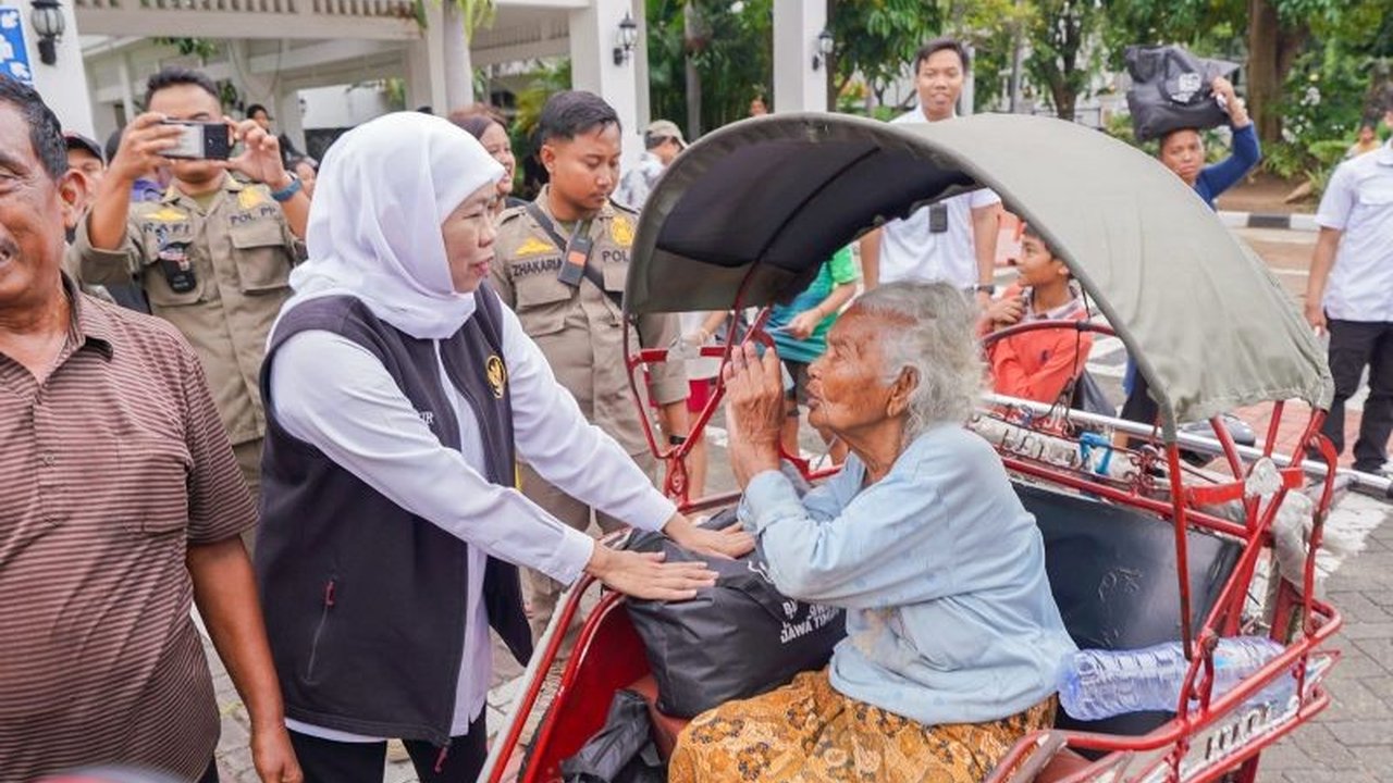Khofifah Bagikan 1.500 Paket Sembako dan Zakat Mal Jelang Lebaran