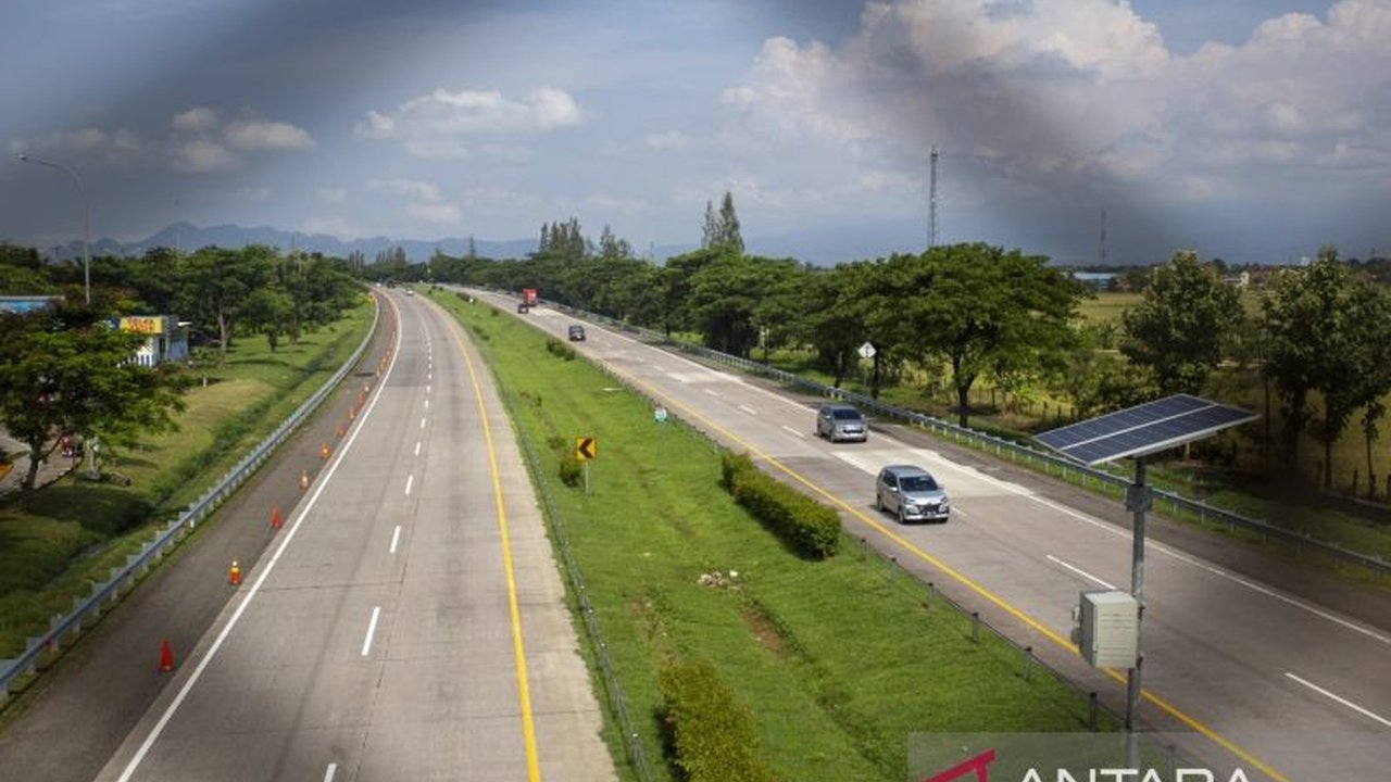 Arus mudik di Tol Cipali Cirebon mulai melandai di H-1 Lebaran 2025 setelah skema one way dihentikan, volume kendaraan menurun signifikan, namun pihak kepolisian tetap siaga.