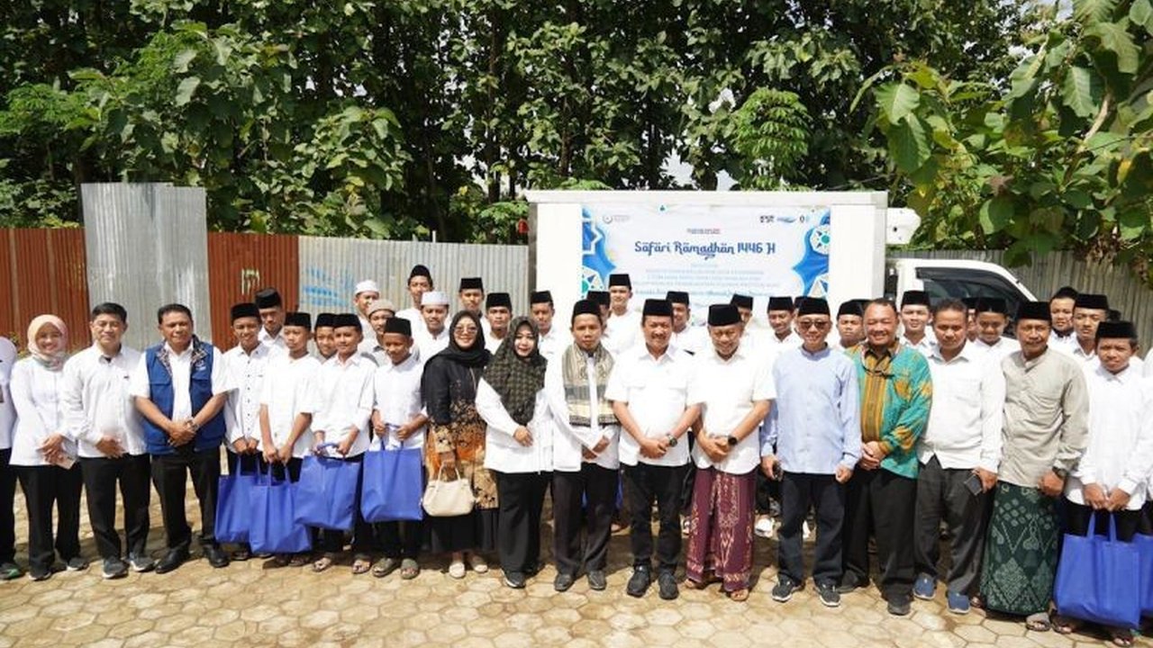 Kementerian Kelautan dan Perikanan (KKP) membagikan ribuan paket protein ikan dan sembako kepada masyarakat di berbagai daerah jelang Idul Fitri 2025 untuk mendukung perekonomian nelayan dan konsumsi protein hewani.