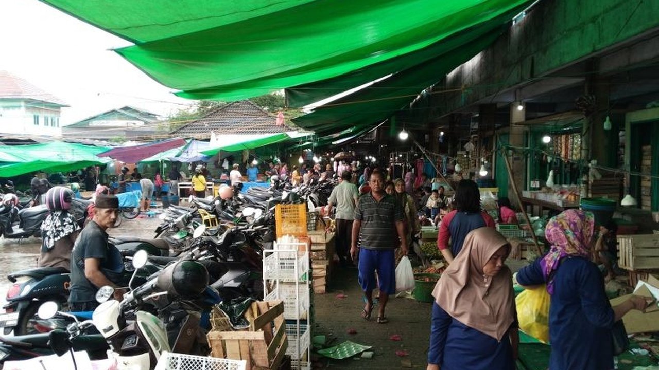 Jelang Lebaran, pasar tradisional di Palembang dipadati pembeli yang mencari bahan makanan untuk hidangan Lebaran, dengan harga daging sapi Rp140.000 dan ayam Rp55.000 per ekor.
