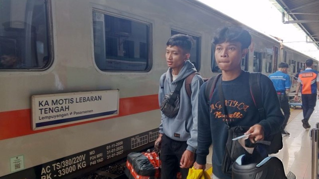 H-1 Lebaran, Stasiun Pasar Senen di Jakarta dipadati 26.763 pemudik yang menggunakan kereta api, melampaui kapasitas tempat duduk yang tersedia.