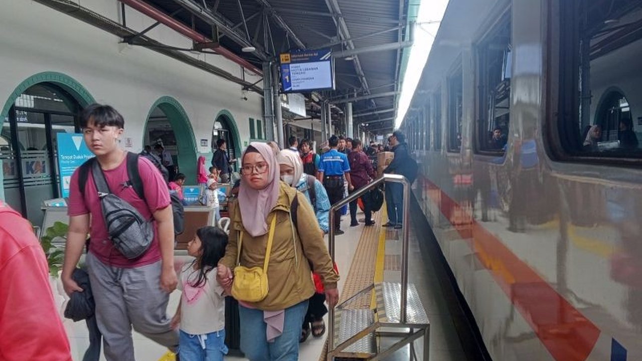 PT Kereta Api Indonesia (KAI) Group berhasil melayani 11,8 juta pelanggan selama Angkutan Lebaran 2025, meningkat signifikan dibandingkan tahun sebelumnya.