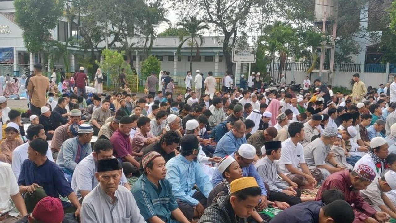Perayaan Idul Fitri 1446 H di Jakarta Utara berlangsung khidmat, dengan ratusan warga melaksanakan shalat Id di berbagai lokasi, meskipun pemerintah menetapkan 1 Syawal pada tanggal 31 Maret 2025.