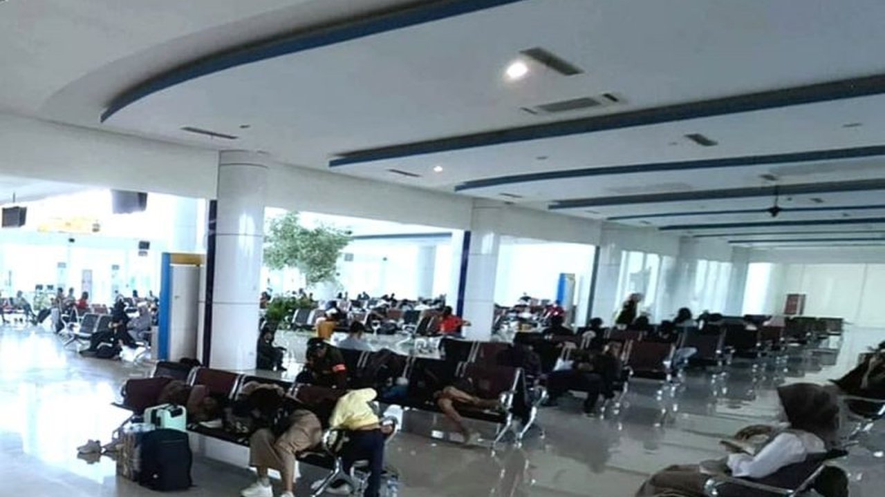 Pesawat Batik Air rute Gorontalo-Jakarta mengalami kerusakan hidrolik, menyebabkan penundaan penerbangan dan 139 penumpang terdampak, hingga menunggu perbaikan di Bandara Djalaluddin Gorontalo.