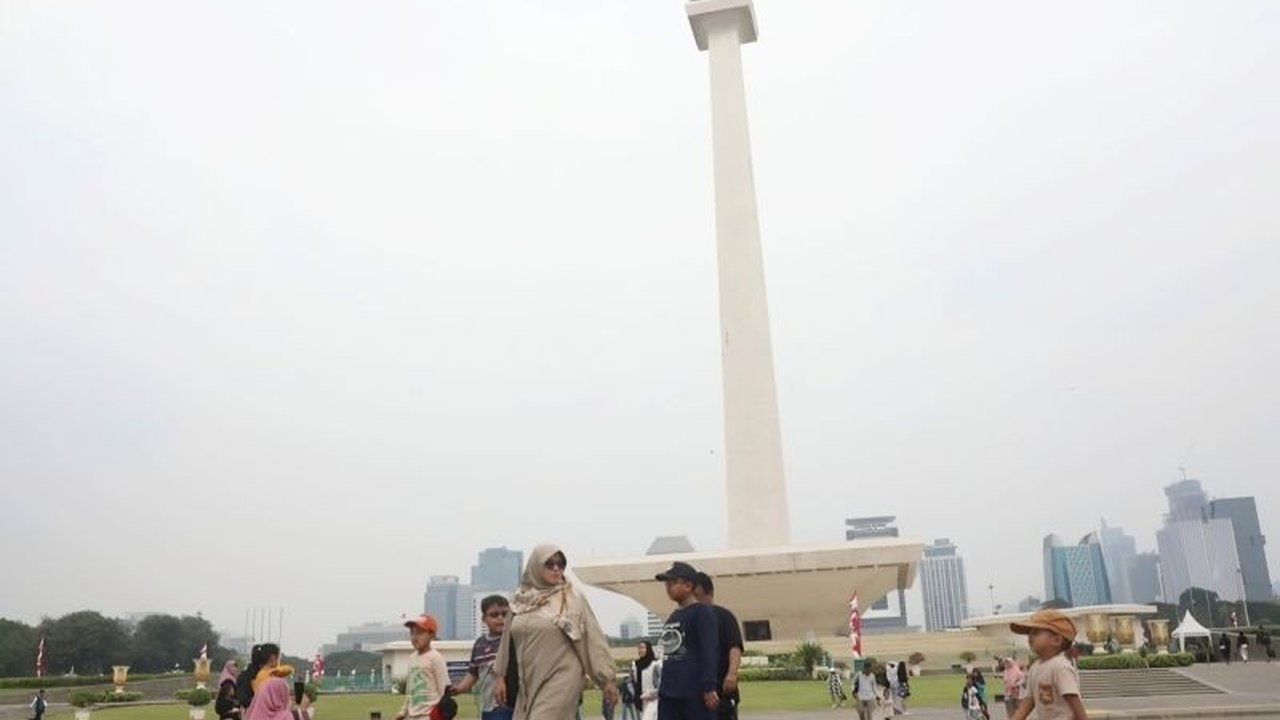 Monumen Nasional (Monas) menambah 8 loket tiket dan layanan kesehatan untuk mengantisipasi membludaknya pengunjung selama libur Lebaran, dengan berbagai atraksi menarik yang disiapkan.
