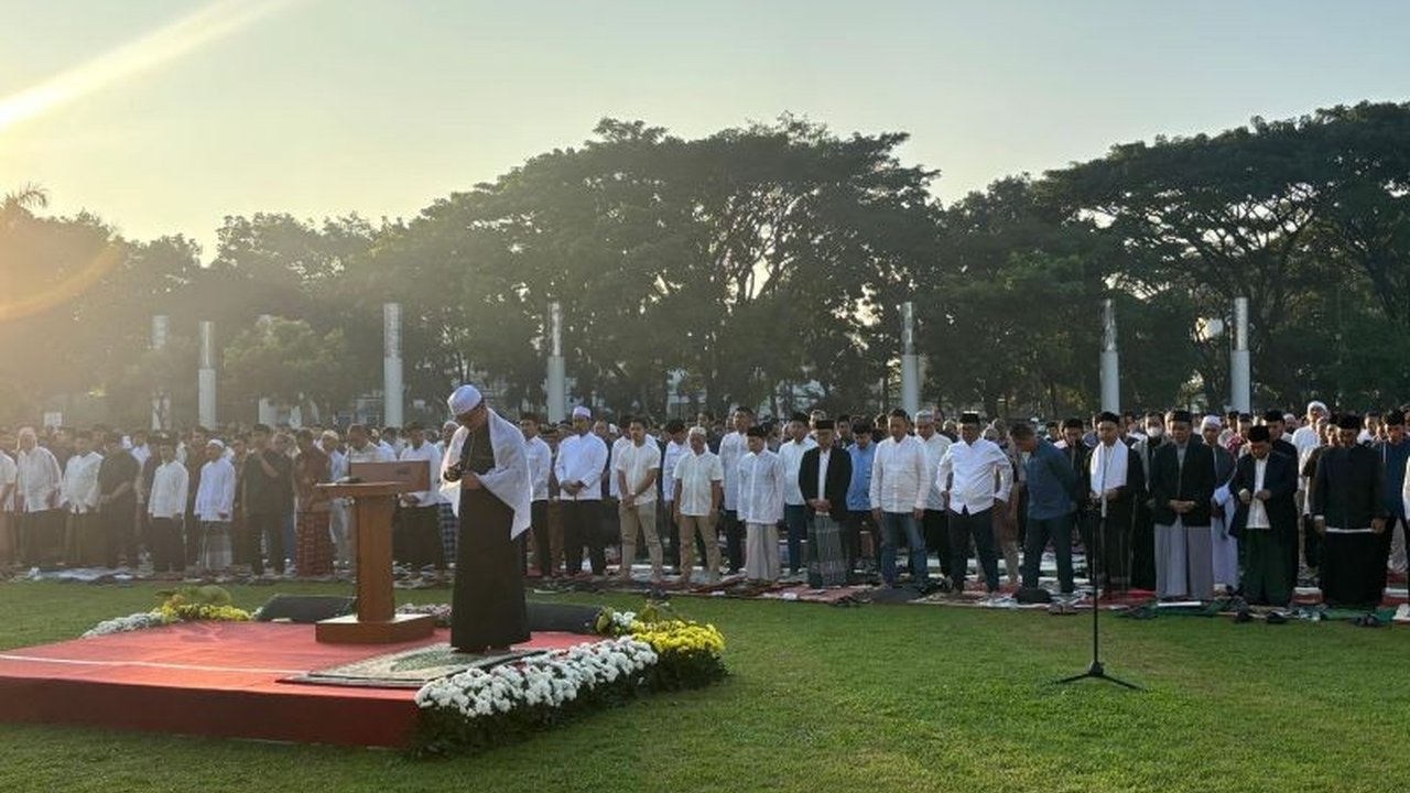 BMKG Stasiun Bandung memprediksi cuaca cerah berawan di Jawa Barat saat Shalat Idul Fitri 1 Syawal 1446 H, meskipun potensi hujan ringan masih ada di sore hari.