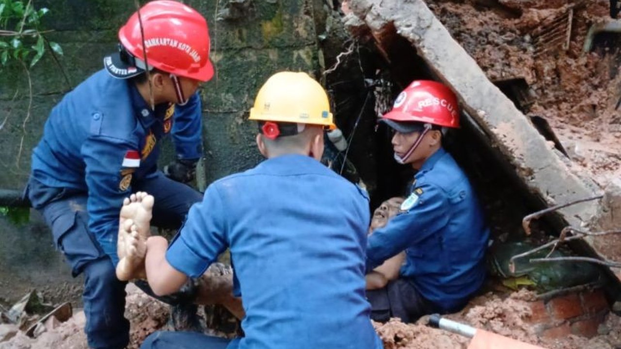 Hujan deras di Jambi menyebabkan banjir dan longsor, menewaskan seorang warga yang tertimpa reruntuhan bangunan saat membersihkan saluran air.