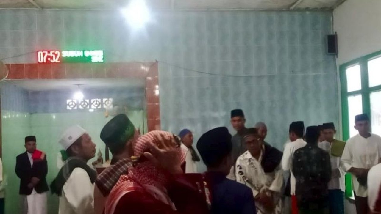 Puluhan warga Dusun Lanta, Dompu, NTB, merayakan Idul Fitri lebih awal pada 30 Maret 2025, mengikuti perhitungan bulan langit yang diwariskan oleh Tuan Guru Tati Nurul Mudin.
