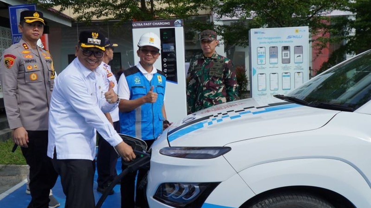 PLN UID Kalselteng dan Pemkab Tabalong resmi luncurkan SPKLU pertama di Mal Pelayanan Publik Tabalong, Kalimantan Selatan, guna mendukung ekosistem kendaraan listrik dan mengurangi emisi karbon.