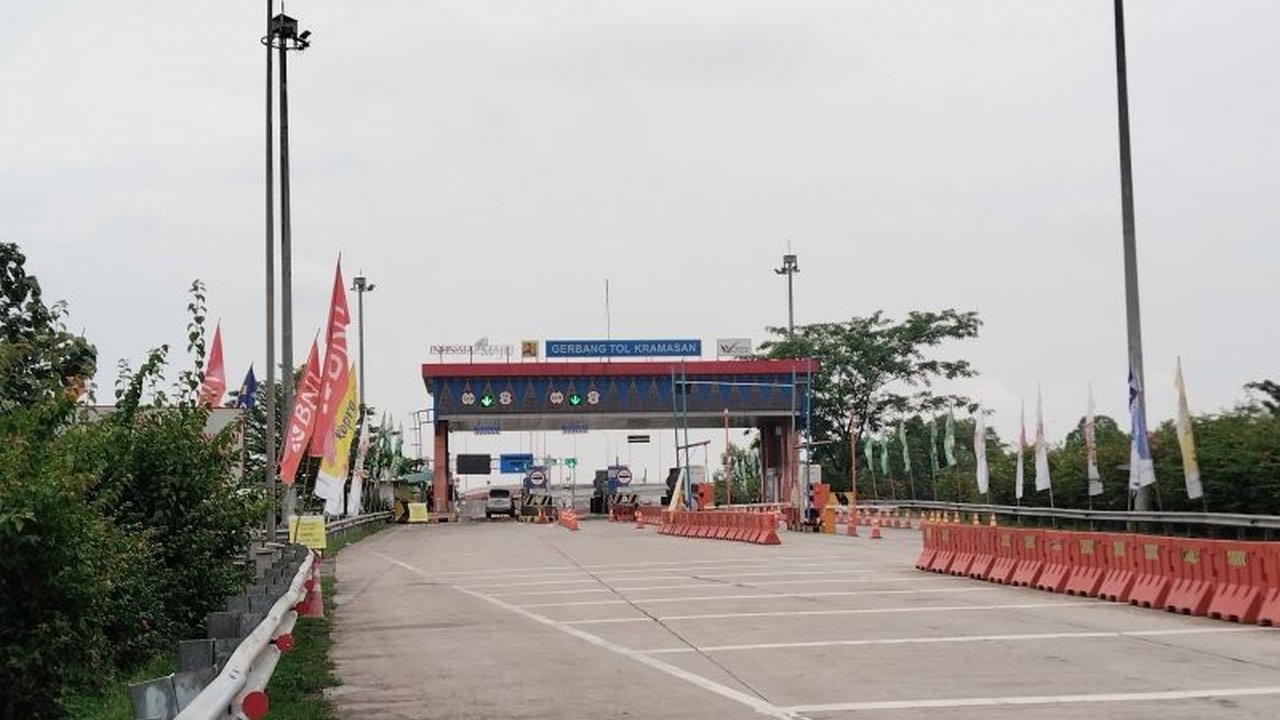 Arus lalu lintas di Gerbang Tol Keramasan, Palembang, terpantau lengang pada H-1 Lebaran, meskipun lokasi tersebut merupakan jalur strategis bagi pemudik dari Pulau Jawa. Kepolisian mengimbau pengecekan kondisi kendaraan sebelum perjalanan.