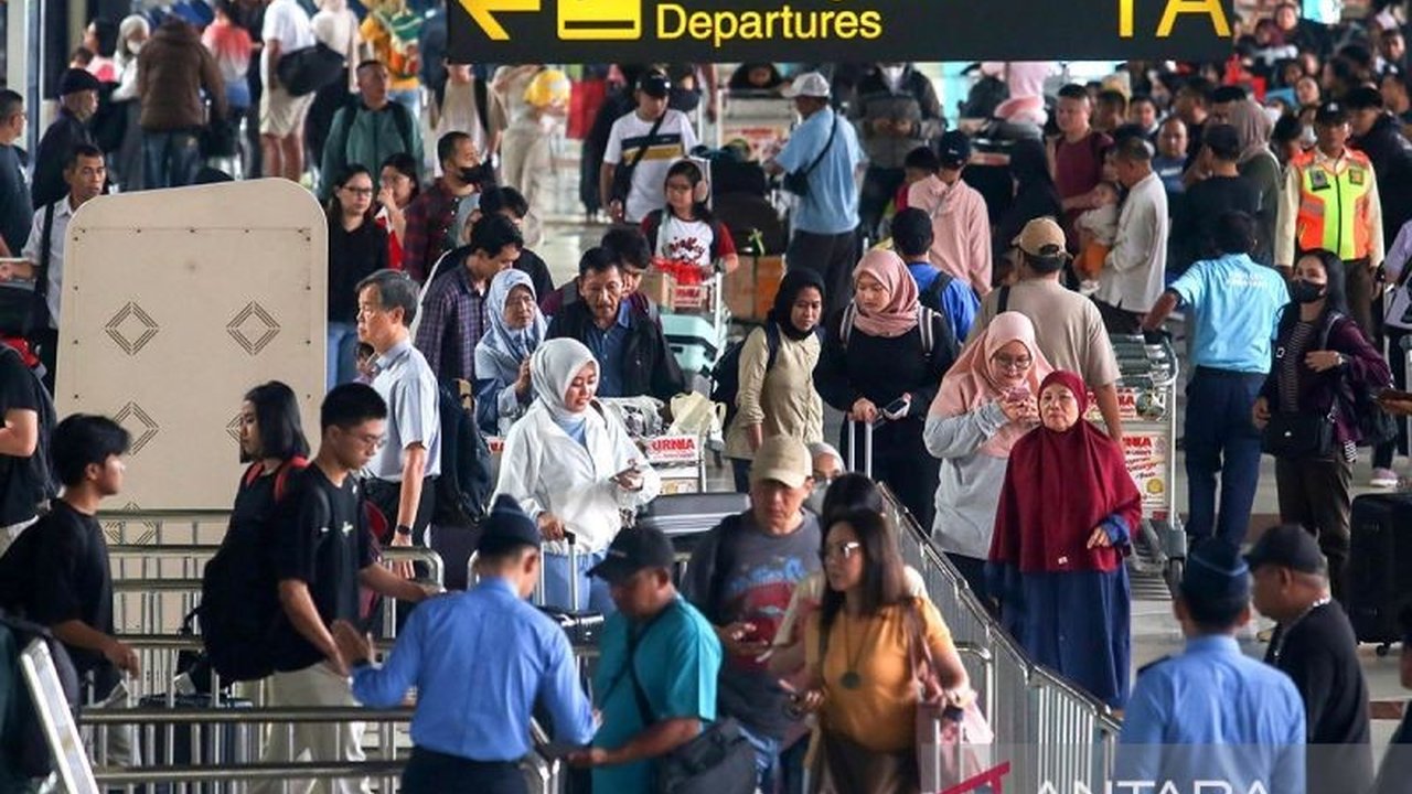 Jumlah pemudik yang berangkat dari Bandara Soekarno-Hatta mengalami penurunan signifikan menjelang Lebaran 1446 H, meskipun pihak bandara tetap memastikan pelayanan terbaik bagi penumpang.