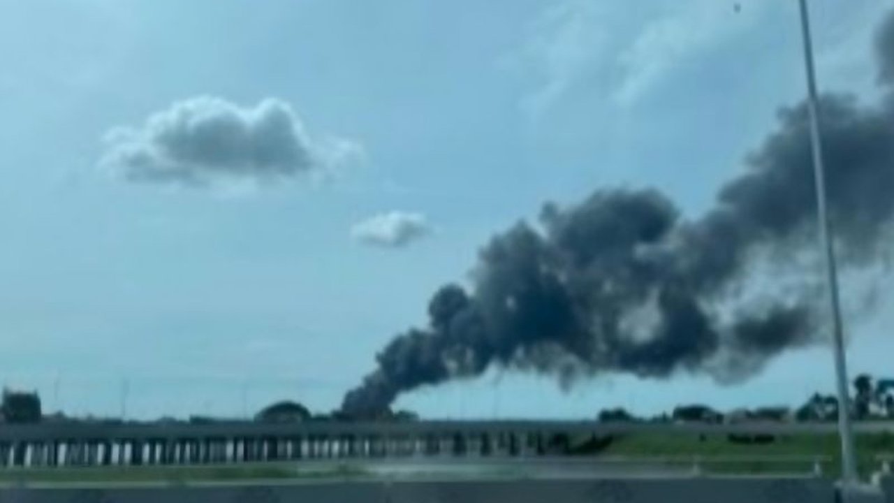 Kebakaran pabrik plastik di dekat Bandara Soekarno-Hatta menyebabkan kepulan asap hitam, namun operasional penerbangan tetap berjalan normal berkat respon cepat petugas.