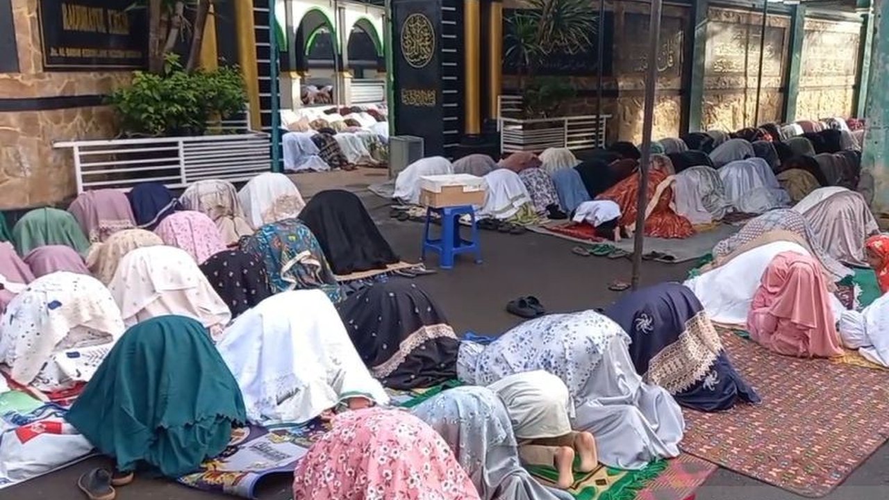 Jamaah Tarekat Qadiriyah Naqsyabandiyah di Mataram melaksanakan Shalat Idul Fitri 1444 H lebih awal dari penetapan pemerintah, Minggu (30/3), dengan tetap mengedepankan toleransi.