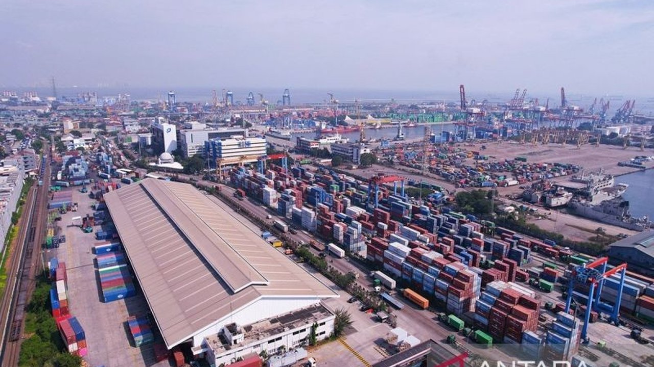 PT Pelindo Solusi Logistik (SPSL) memastikan layanan logistik tetap optimal selama libur Lebaran 2025 dengan berbagai strategi dan dukungan teknologi digital untuk menjamin kelancaran arus distribusi barang nasional.