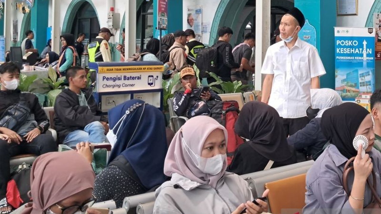 PT Kereta Api Indonesia (KAI) menambah 380 perjalanan kereta api jarak jauh untuk mengantisipasi lonjakan pemudik selama Lebaran 2025, dengan peningkatan kapasitas tempat duduk hingga 194.260 kursi.