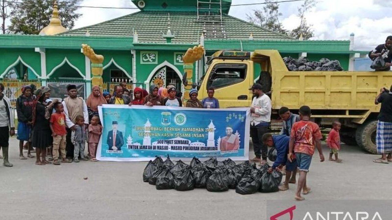 Majelis Ulama Indonesia (MUI) Kabupaten Jayawijaya membagikan 500 paket bahan pokok kepada warga Muslim di wilayah pinggiran untuk membantu mereka merayakan Lebaran dengan penuh kebahagiaan.