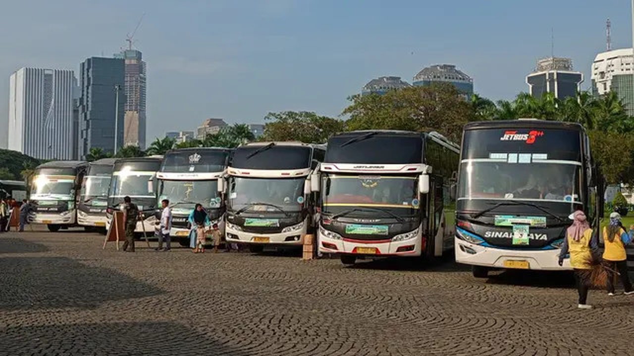 Pemprov Jakarta melepas total 12.170 peserta mudik gratis 2024 di Monas, Kamis (4/4/2024). (Foto: Istimewa)