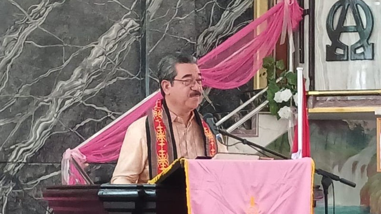 Gubernur Maluku, Hendrik Lewerissa, menyerukan kerukunan antarumat beragama di Sidang Klasis Gereja Protestan Maluku (GPM) Kairatu, menekankan pentingnya toleransi dan semangat kebersamaan dalam membangun Maluku yang maju dan sejahtera.