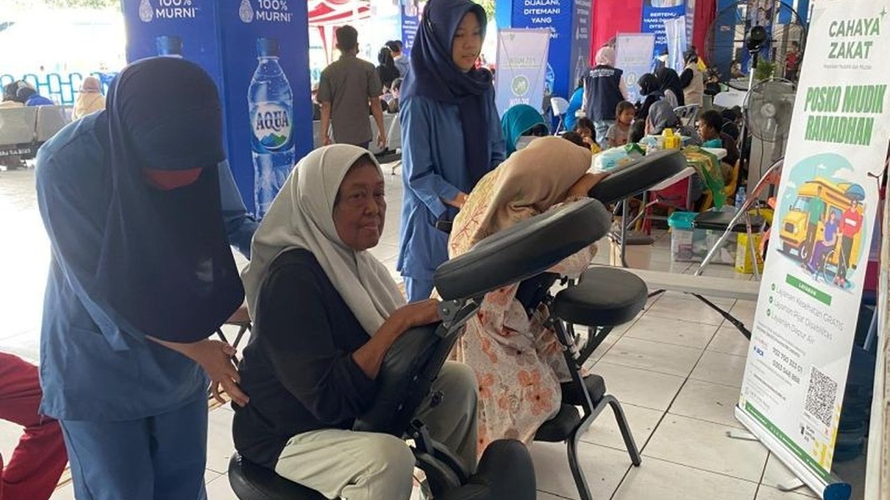 Terminal Kampung Rambutan bekerja sama dengan Baznas-Bazis DKI Jakarta memberikan layanan pijat gratis bagi pemudik dan sopir bus, memberdayakan penyandang disabilitas netra.