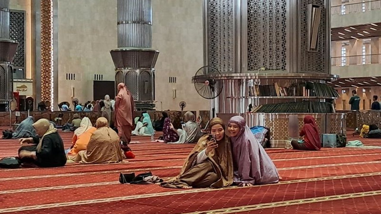 Masjid Istiqlal Jakarta Pusat akan menampung hingga 150 ribu jamaah untuk melaksanakan shalat Idul Fitri 1446 H, dengan berbagai persiapan dan imbauan bagi para jamaah.