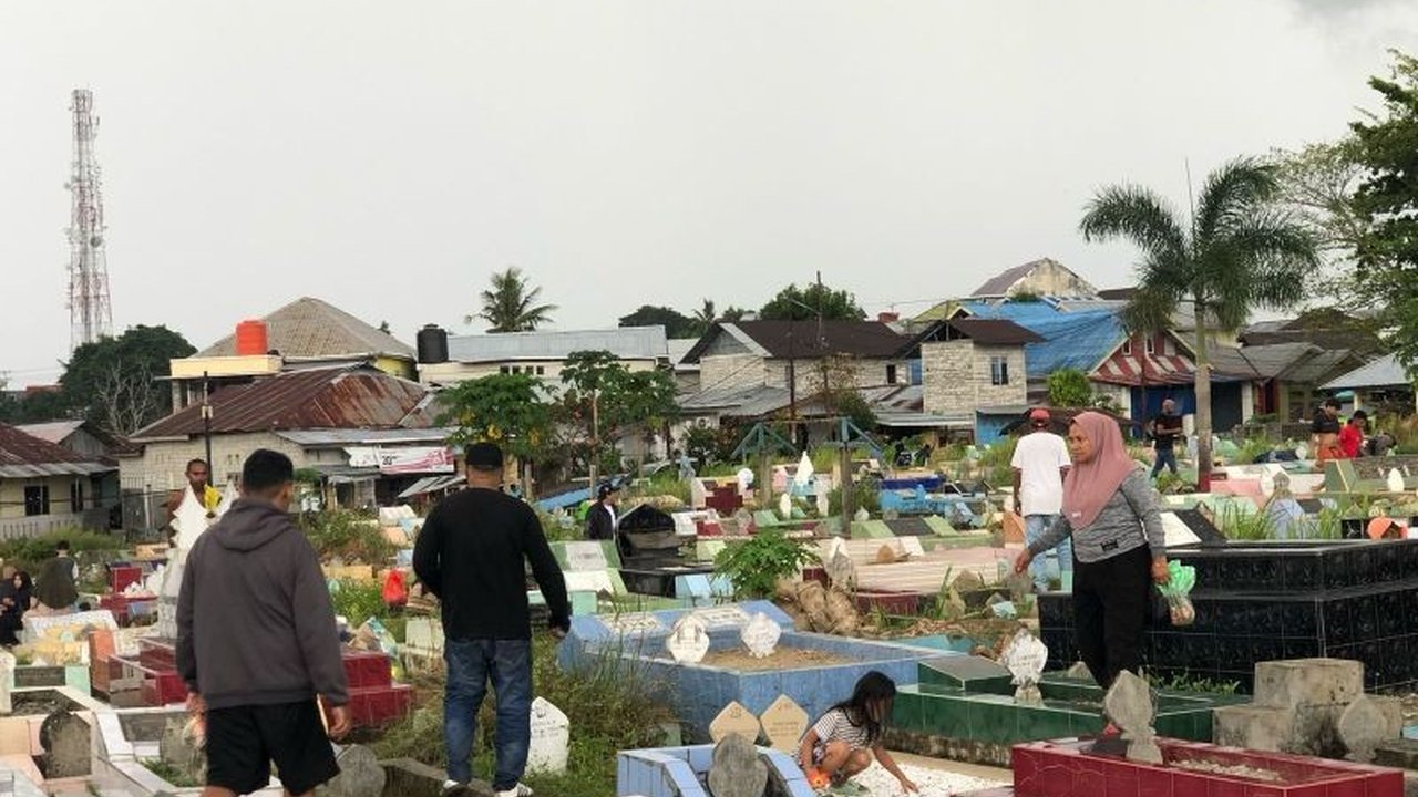 Jelang Idul Fitri, warga Ambon, Maluku, melaksanakan tradisi ziarah kubur untuk menghormati leluhur dan keluarga yang telah meninggal, sekaligus membersihkan dan merawat makam.