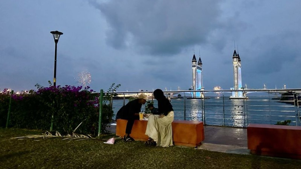 Jelajah pesisir timur Semenanjung Malaysia dari Kuala Lumpur hingga Kuala Terengganu, menyaksikan keindahan alam, proyek infrastruktur megah, dan keramahan masyarakatnya saat Ramadhan tiba.