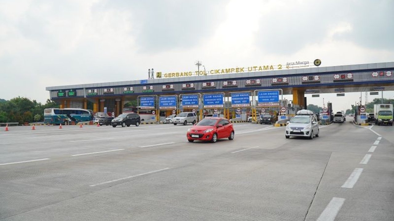 Arus lalu lintas di Tol Jakarta-Cikampek hingga Cipali terpantau lancar pada H-1 Lebaran 2025, meskipun sempat mengalami peningkatan signifikan pada periode sebelumnya.