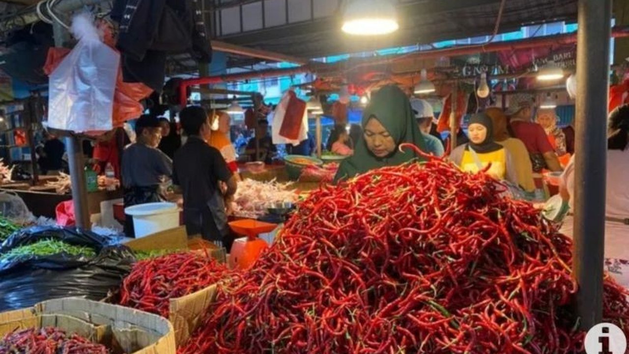 Idul Fitri 2025 menyoroti paradoks: melimpahnya hidangan Lebaran di tengah tantangan keterjangkauan bahan pangan, khususnya kelapa parut, yang harganya melambung tinggi. Pemerintah perlu memastikan stabilitas harga dan ketersediaan bahan pangan agar semua