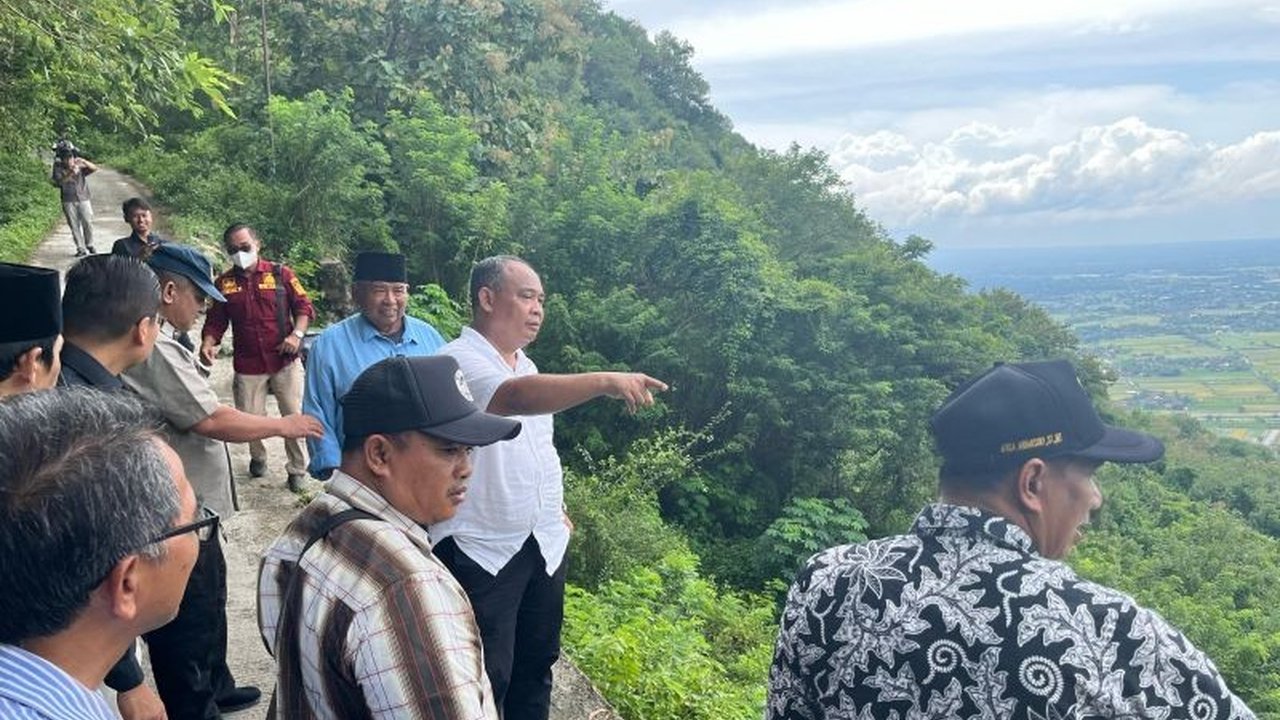 Bupati Sleman meninjau pos pengamanan mudik dan infrastruktur yang rusak akibat longsor di Prambanan, Turi, dan Tempel, serta memberikan bantuan kepada korban terdampak.