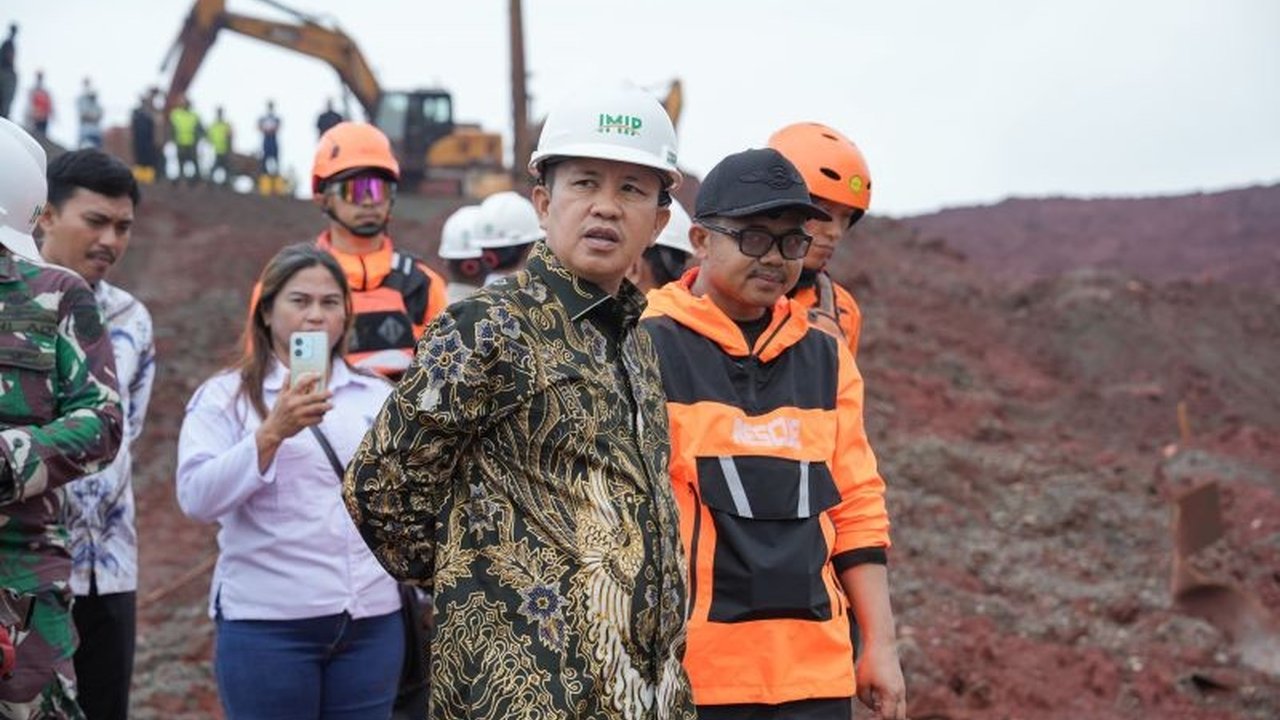 Bupati Morowali meninjau lokasi longsor di kawasan IMIP pasca-insiden yang mengakibatkan korban jiwa dan beberapa pekerja masih hilang, serta berjanji akan membantu proses pencarian.