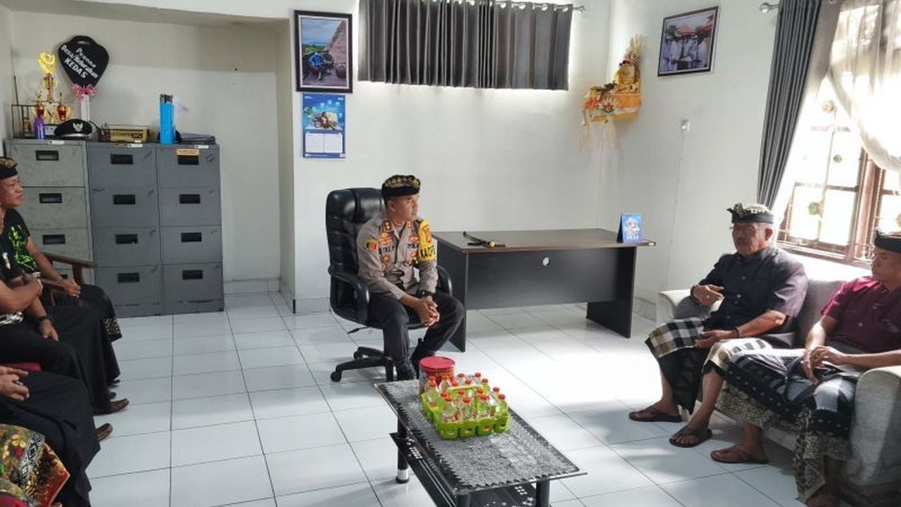 Polres Jembrana menangkap oknum polisi yang melanggar aturan Nyepi dan viral di media sosial; Kapolres meminta maaf dan akan menjatuhkan hukuman seberat-beratanya.