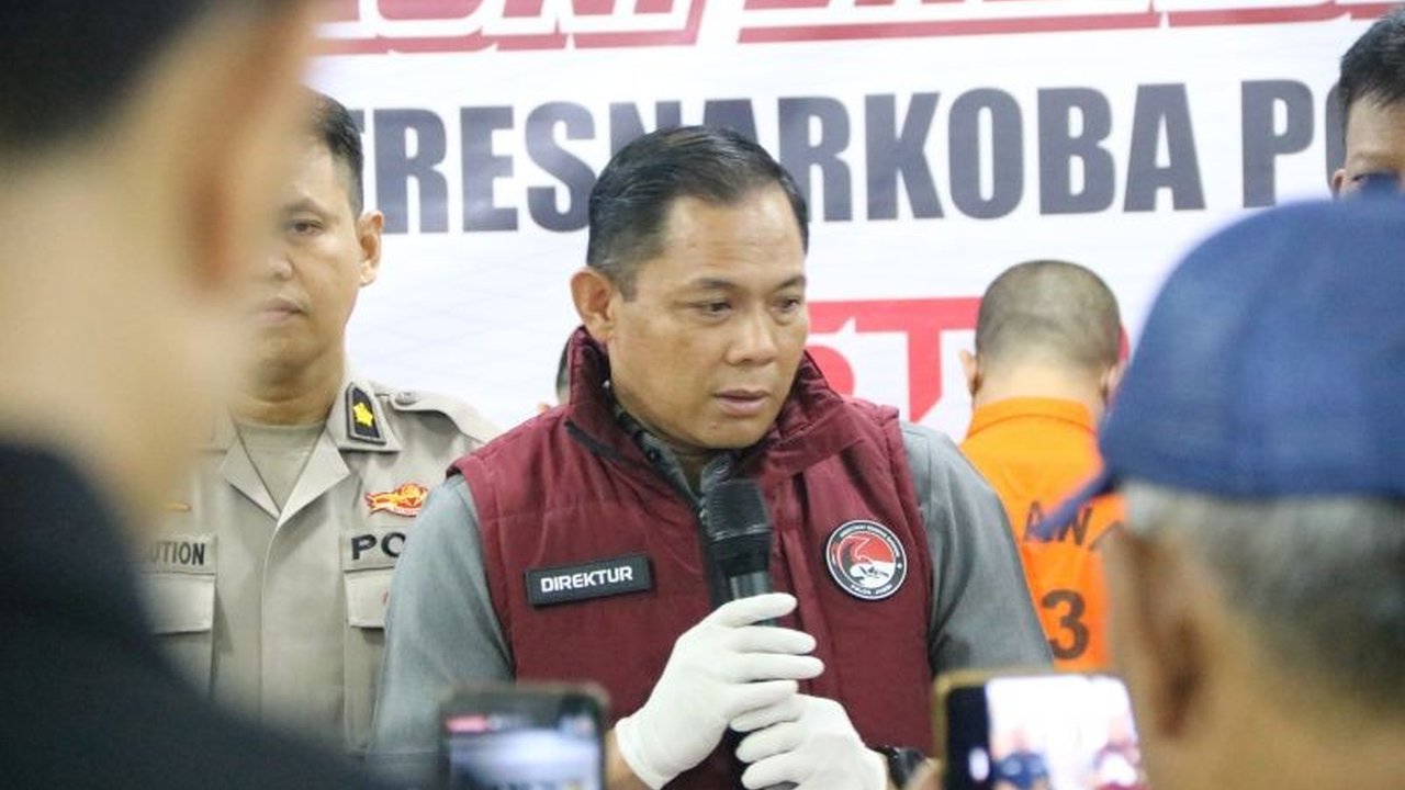 Polda Jambi berhasil menangkap IR, DPO kasus narkoba 4,9 kg sabu dan 4.582 butir ekstasi, di Batam setelah pengembangan penyelidikan dari kasus tersangka DD pada November 2024.