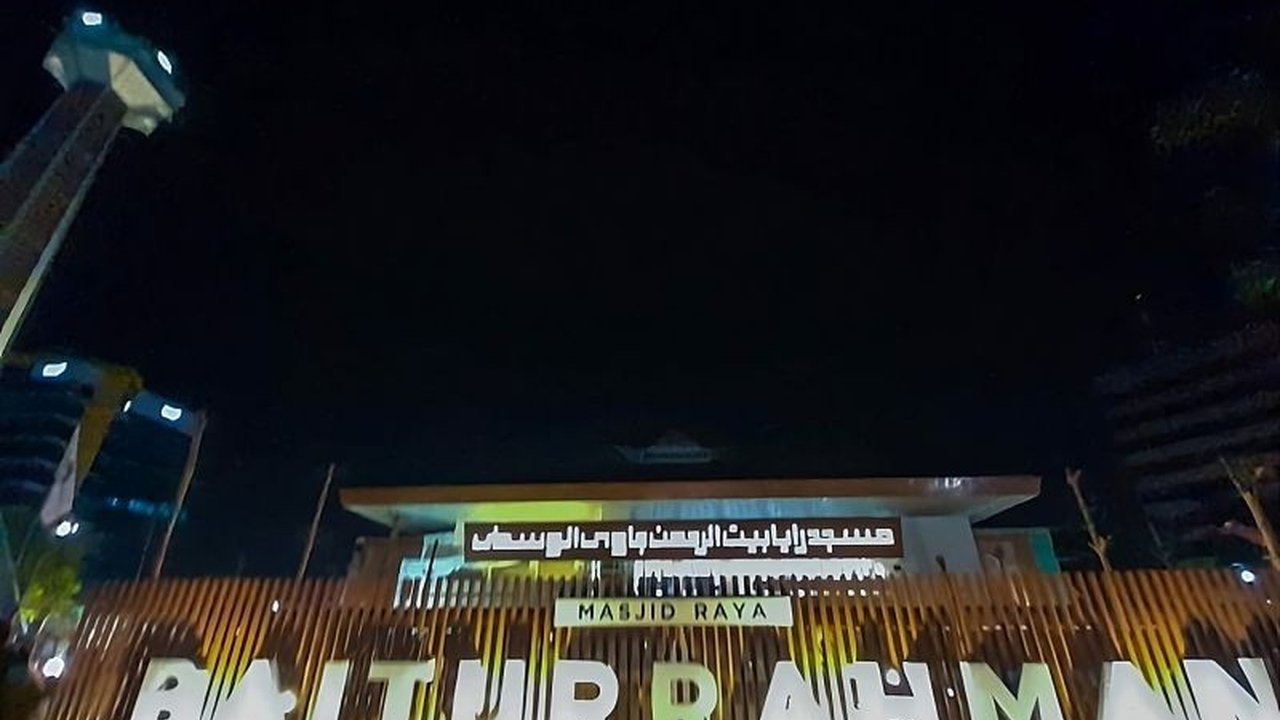 Gubernur Jawa Tengah, Ahmad Luthfi, memimpin Sholat Idul Fitri 1446 H di Lapangan Simpang Lima Semarang, dihadiri sekitar 30.000 jemaah dengan menerapkan protokol kesehatan.