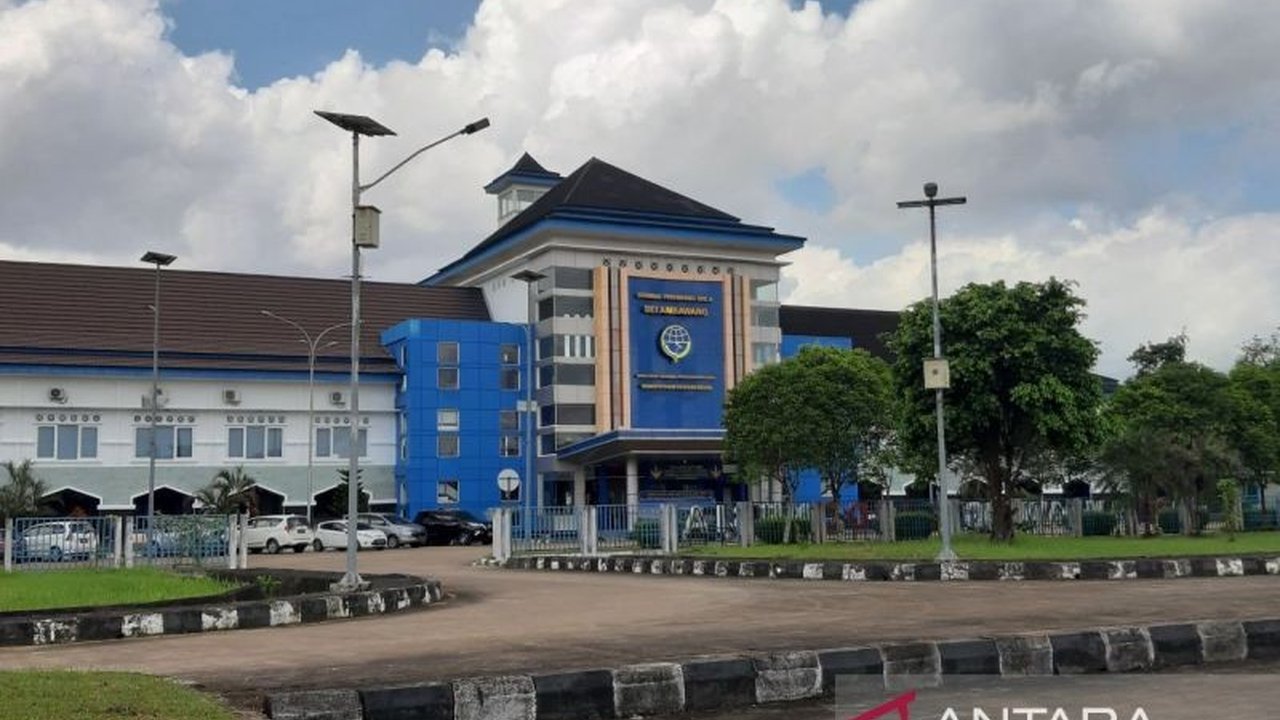 Terminal ALBN Sungai Ambawang di Kalimantan Barat mengalami peningkatan signifikan jumlah penumpang hingga 75 persen menjelang Lebaran 2025, dengan puncak arus mudik diperkirakan pada H-3 Lebaran.