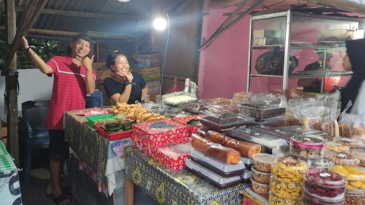Jelang Idul Fitri, pedagang kue kering musiman di Ambon, Maluku, meraup keuntungan hingga jutaan rupiah berkat tingginya permintaan kue kering, terutama nastar.