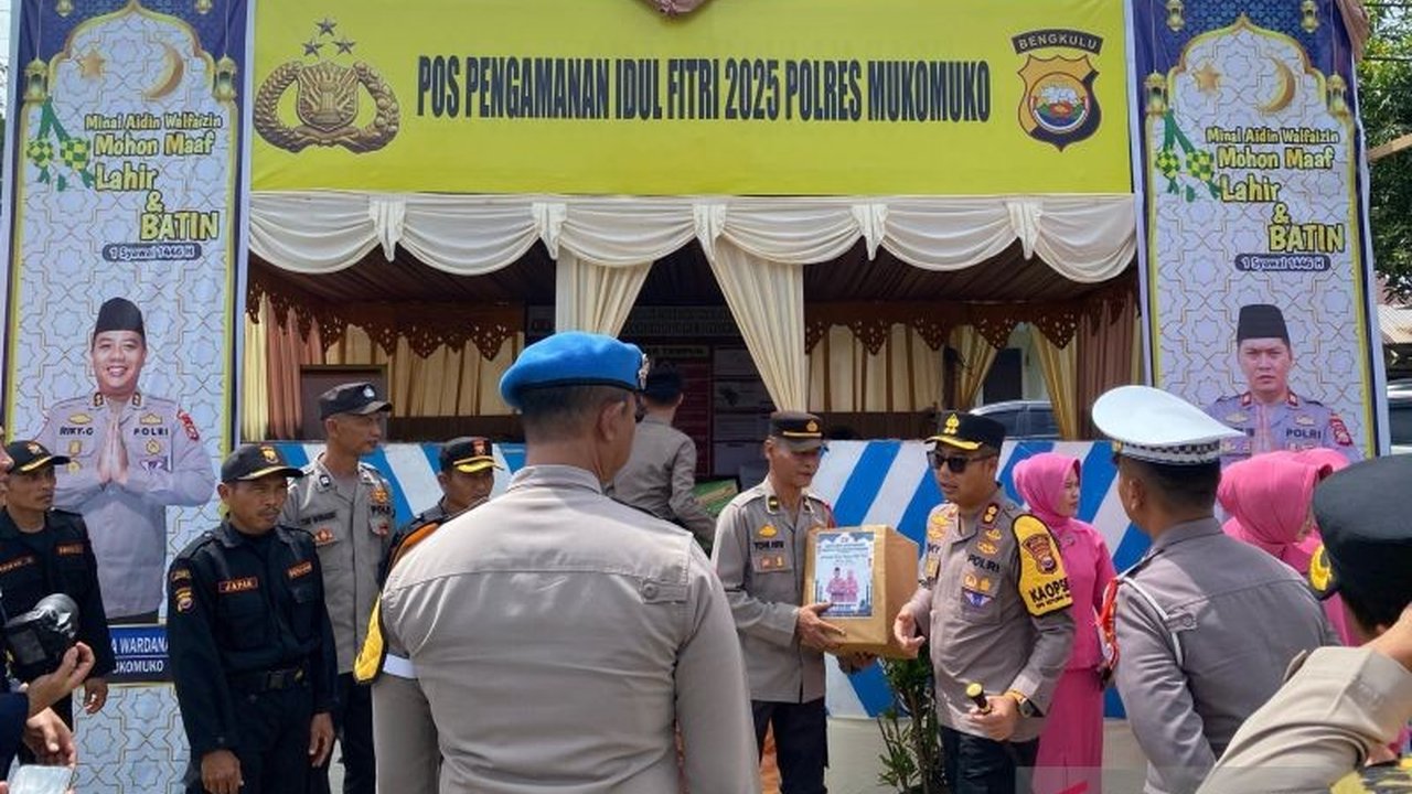 Kapolres Mukomuko, AKBP Riky Crisma Wardana, meninjau pos pengamanan mudik Lebaran 2025 untuk memastikan pelayanan terbaik bagi pemudik, dengan situasi keamanan yang aman dan terkendali.