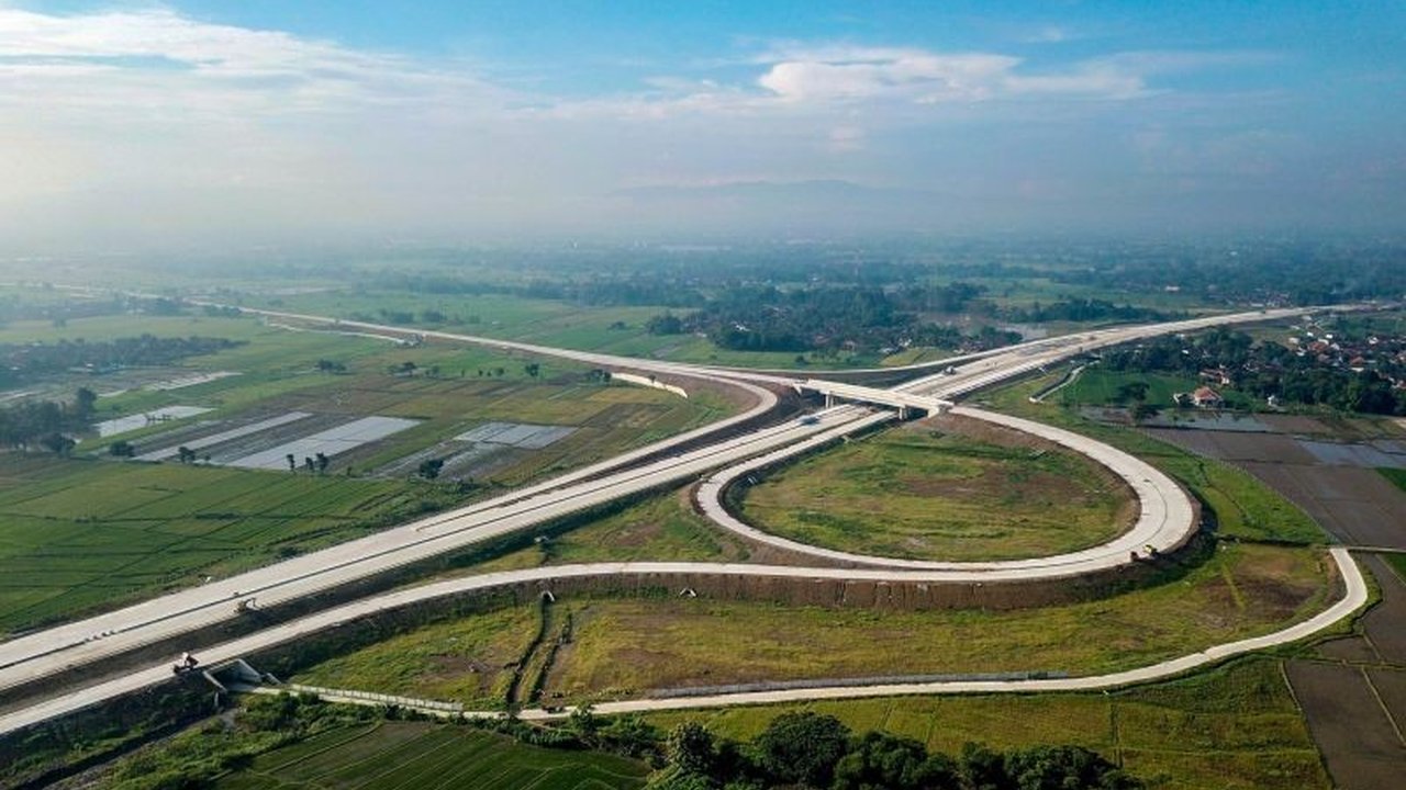 PT Semen Indonesia Tbk (SIG) optimistis bisnis semen akan tumbuh pada tahun 2025, meskipun menghadapi tantangan ekonomi, berkat proyek infrastruktur pemerintah dan inovasi produk ramah lingkungan.