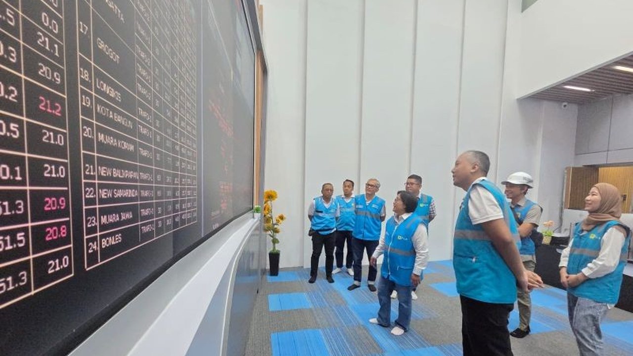 PLN Unit Induk Distribusi Kalimantan Timur dan Utara (UID Kaltimra) kerahkan 1.210 petugas untuk mengamankan pasokan listrik selama Idul Fitri 1445 H, memastikan kenyamanan masyarakat.