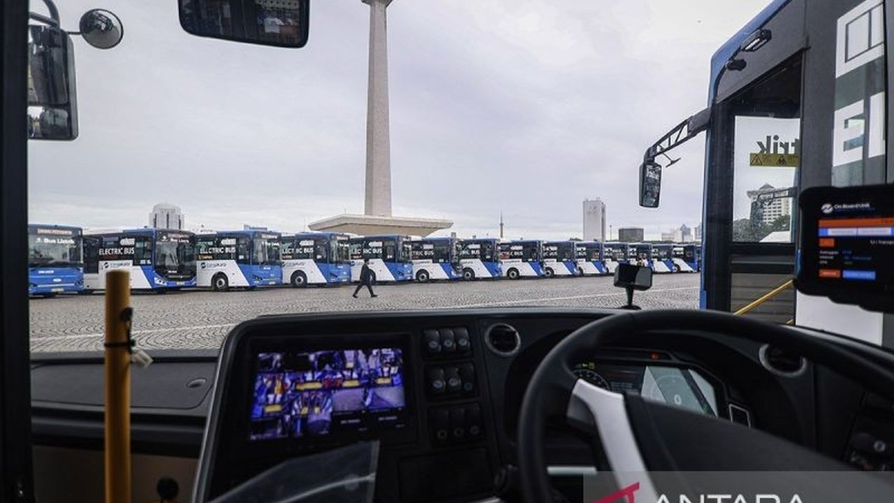 Transjakarta tetap melayani masyarakat selama libur Lebaran 2025, dengan penyesuaian jam operasional dan rute khusus wisata, memudahkan aktivitas warga Jakarta dan wisatawan.