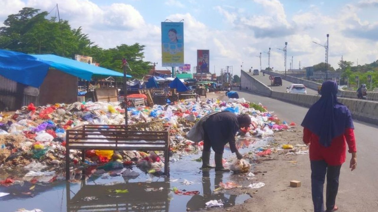 Pemerintah Kota Pekanbaru memastikan layanan pengangkutan sampah tetap berjalan lancar selama Lebaran, namun operator didesak mengantisipasi lonjakan sampah pasca Idul Fitri dan memastikan tidak ada penumpukan sampah di Tempat Penampungan Sementara (TPS).
