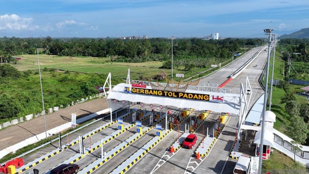 Hutama Karya memprediksi puncak kepadatan lalu lintas di Tol Padang-Sicincin pada 28 Maret 2025, meningkat signifikan dari hari pertama pembukaan.