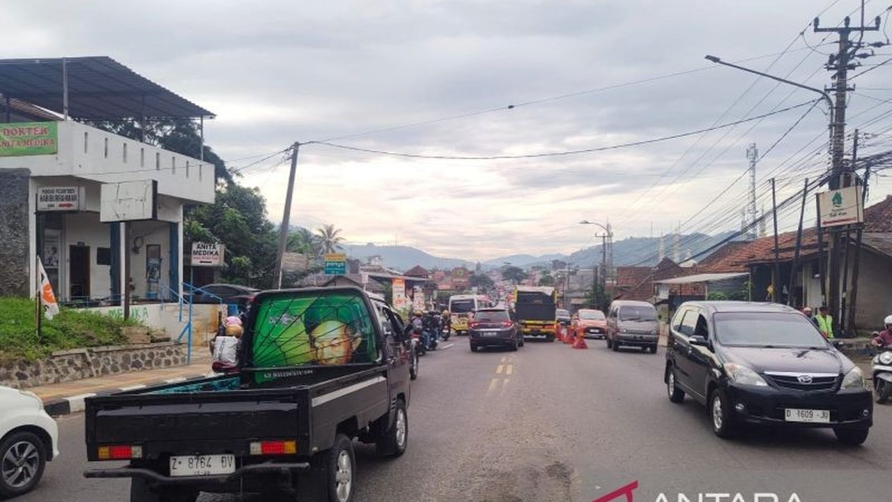 Arus mudik di jalur Nagreg, Jawa Barat, terpantau lancar di H-1 Lebaran 2025 dengan kecepatan kendaraan mencapai 55 km/jam, setelah terjadi kepadatan signifikan di hari-hari sebelumnya.