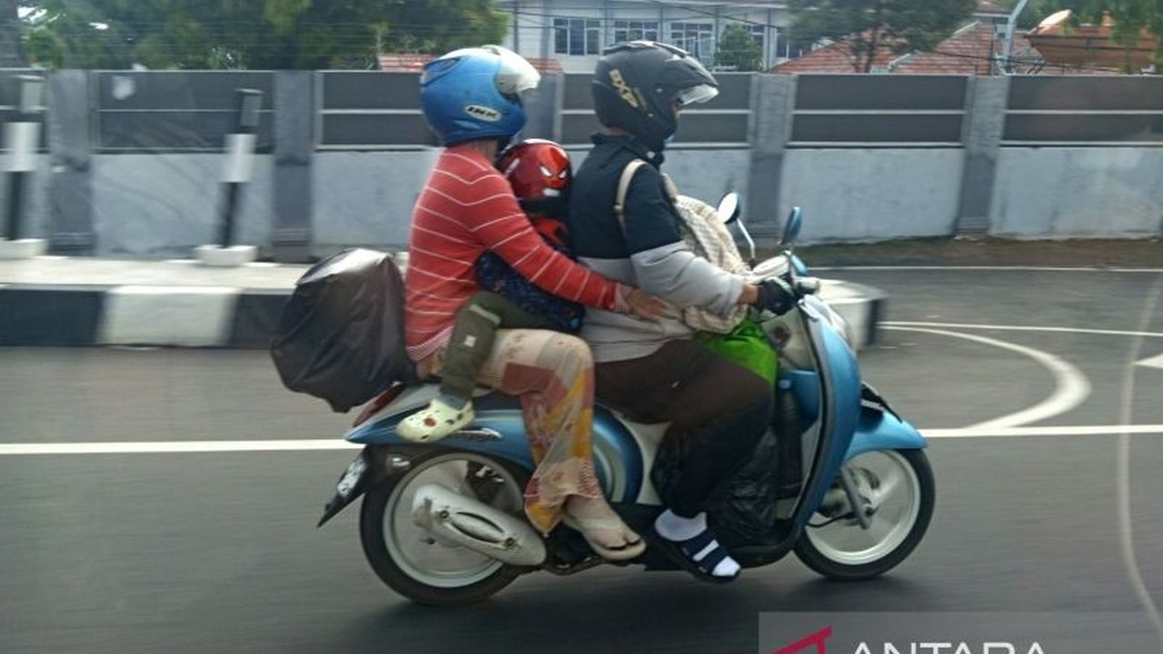 Tradisi unik 'sapu koin' di Jembatan Sewo Indramayu dan beragam kisah menarik lainnya mewarnai arus mudik Lebaran 2025 di jalur Pantura, Cirebon.