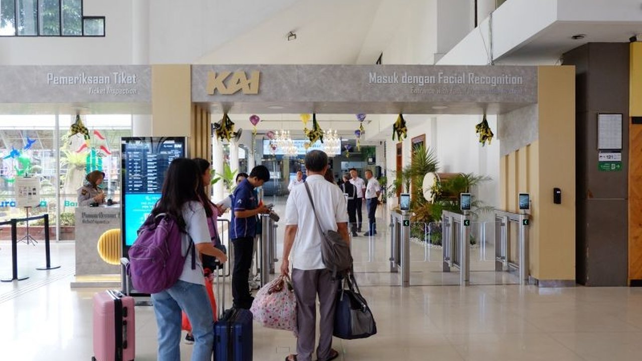 PT KAI Daop 8 Surabaya catat lonjakan penumpang kereta api hingga 37.814 orang pada H-1 Lebaran, dengan Stasiun Gubeng, Pasar Turi, dan Malang sebagai yang tersibuk.