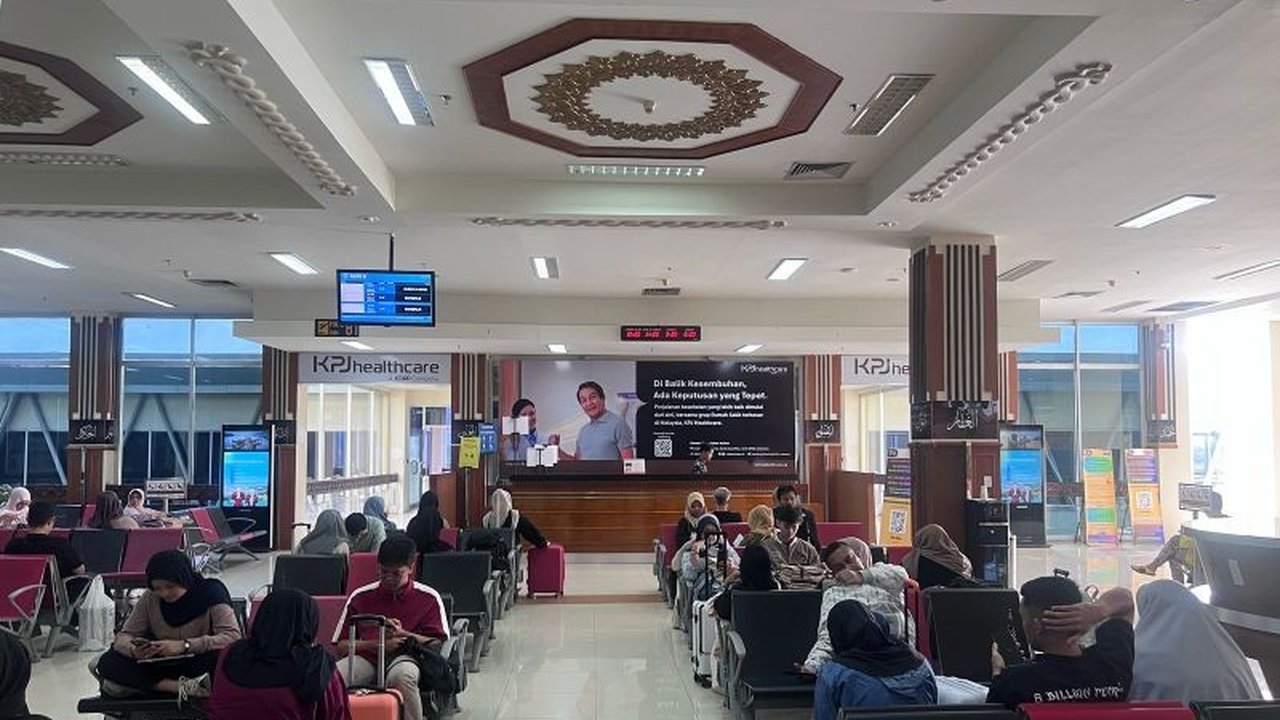 Bandara Internasional Sultan Iskandar Muda (SIM) di Aceh mencatat puncak arus mudik Lebaran pada 27 Maret 2025 dengan jumlah penumpang mencapai 2.815 orang,  mengalami peningkatan dibandingkan tahun sebelumnya.