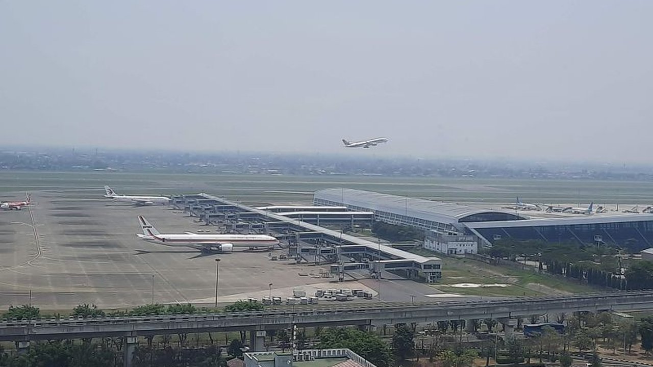 Kebakaran pabrik plastik di sekitar Bandara Soetta menyebabkan 47 pesawat mengalami holding dan satu pesawat kembali ke Palembang akibat asap tebal yang mengganggu penerbangan.