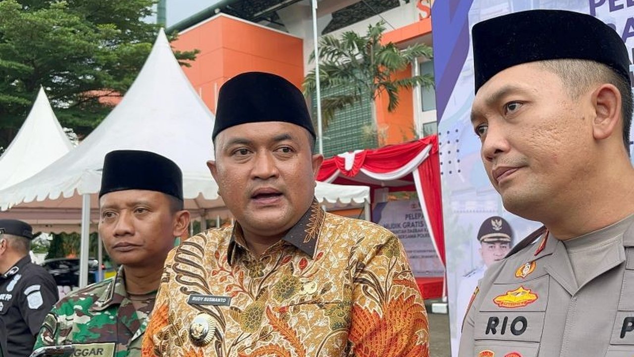 Bupati Bogor, Rudy Susmanto, pimpin Shalat Id dan Halalbihalal bersama masyarakat di Lapangan Tegar Beriman, Cibinong, sebagai momentum mempererat persatuan dan membangun keharmonisan.