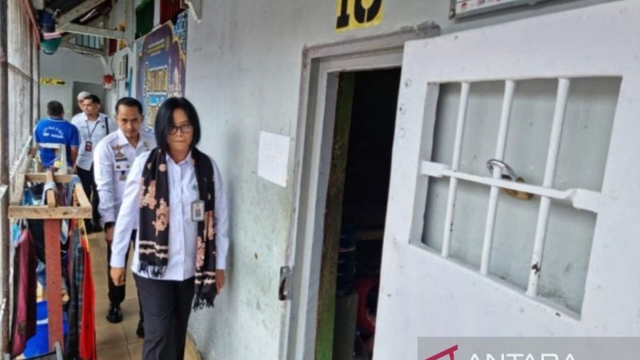 Kementerian Imigrasi dan Pemasyarakatan (Kemenkumham) memberikan remisi Idul Fitri kepada 3.982 narapidana di Sumatera Barat, dengan 20 narapidana langsung bebas.