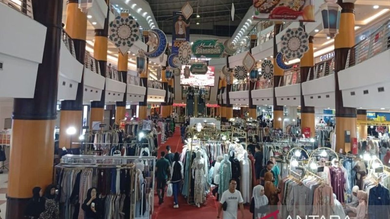 Jelang Lebaran, Duta Mall Banjarmasin menawarkan berbagai promo menarik, termasuk Late Night Sale, diskon tenant, dan penyesuaian jam operasional, serta berbagai kegiatan CSR.